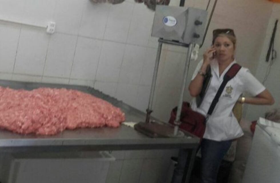 Clausuran y secuestran mercadería de fábrica de chacinados