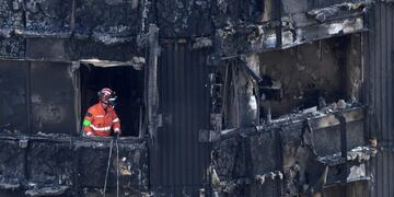 ARA1\u002E London (United Kingdom), 17/06/2017\u002E- A search and rescue worker inside Grenfell Tower, a 24-storey apartment block in North Kensington, London, Britain, 17 June 2017\u002E Search and Rescue efforts are continuing to sift through the burnt out remains of the tower\u002E Some thirty people are confirmed dead with scores of people missing\u002E The cause of the fire is yet not known\u002E (Londres, Incendio) EFE/EPA/ANDY RAIN