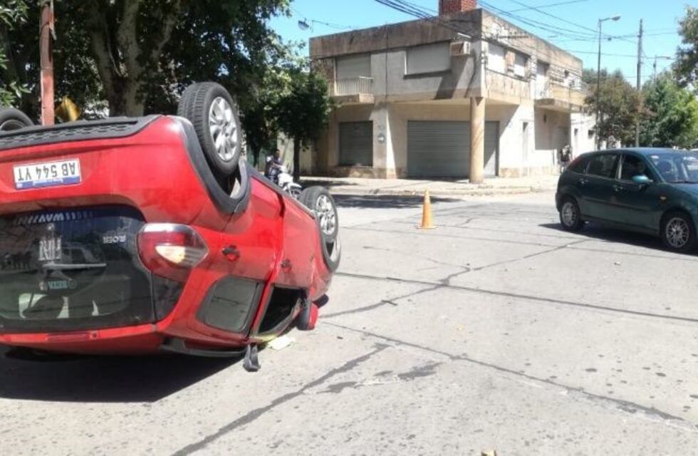 Un auto terminó volcado en medio de la calle tras impactar con otro vehículo en zona sur