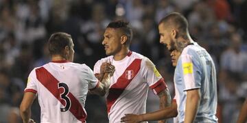 Peru's Aldo Corzo (L) and Paolo Guerrero greet each other at the end of their goalless 2018 World Cup qualifier football match against Argentina in Buenos Aires on October 5, 2017\u002E / AFP PHOTO / Alejandro PAGNI