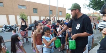 Juan Balquinta en su rol de ayuda en un evento en el merendero que está ubicado en barrio San Vicente