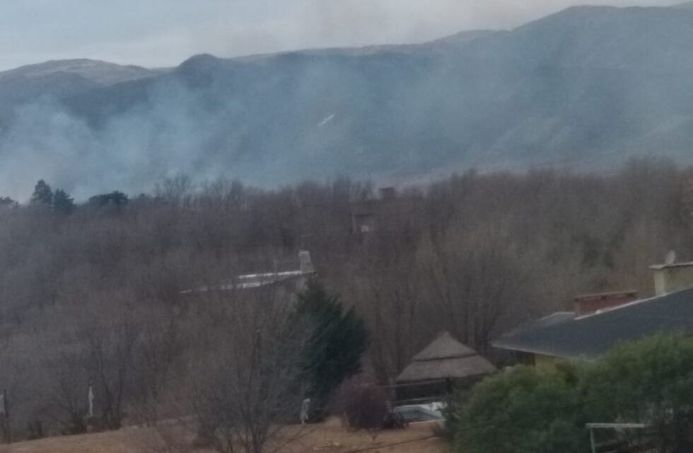 Seis cuarteles de bomberos trabajan en un incendio forestal en Cosquín