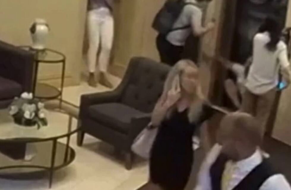 El impresionante momento en el que un hombre es aplastado por un ascensor