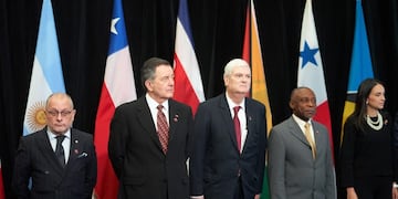 EPA234\u002E OTTAWA (CANADÁ), 04/02/2019\u002E- (De izq a dcha) El ministro argentino de Exteriores, Jorge Faurie, su homólogo chileno, Roberto Ampuero Espinoza, el titular de Exteriores de Costa Rica, Manuel Enrique Ventura Robles, el de Guyana, Carl Barrington Greenidge, y la viceministra de Exteriores de Panamá, María Luisa Navarro, posan durante a la inauguración de la reunión de emergencia del Grupo de Lima celebrada en Ottawa (Canadá), este lunes\u002E La reunión de emergencia del Grupo de Lima se inició este lunes en Ottawa con el objetivo de aumentar la presión sobre el régimen de Nicolás Maduro para que abandone el poder y consolidar el apoyo a Juan Guaidó, que el 23 de enero pasado se proclamó presidente encargado del país\u002E EFE/ Andre Pichette