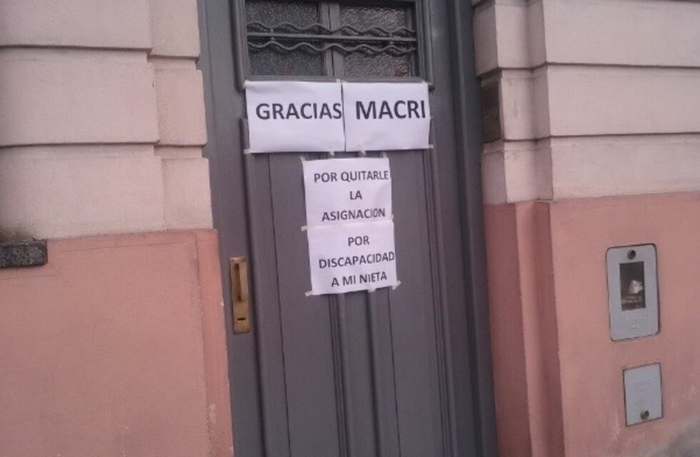 Un abuelo empapeló su barrio contra Macri por la quita de la pensión su nieta discapacitada