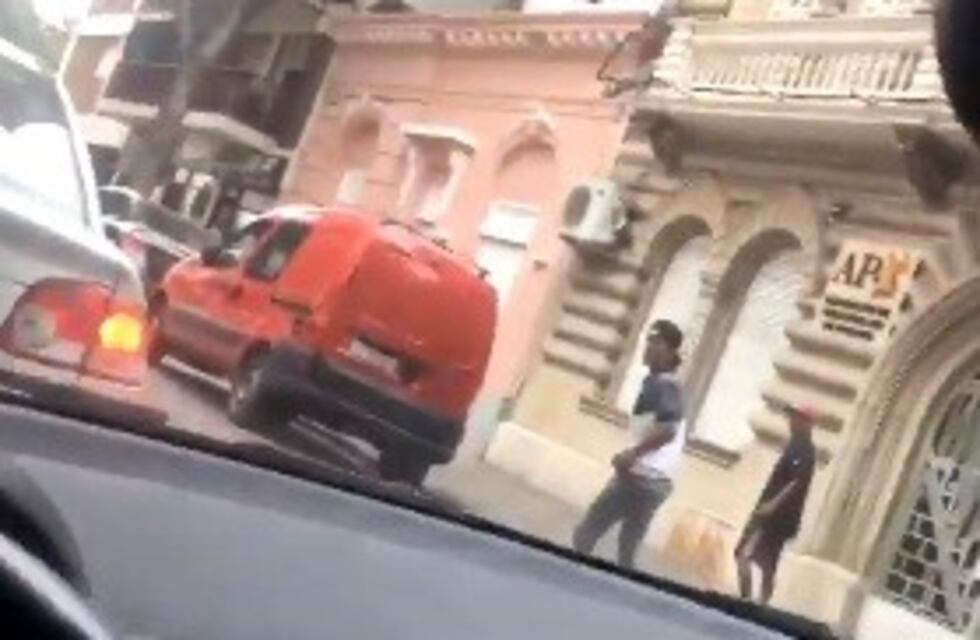 A los piedrazos: quedó filmado cómo tres personas atacaron a un trapito y lo hirieron en la cabeza