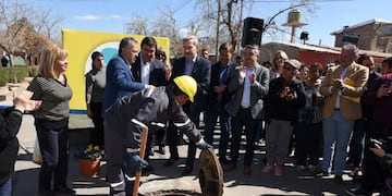 Alfredo Cornejo y Rogelio Friegerio en la inauguración de una obra de cloacas en Luján de Cuyo