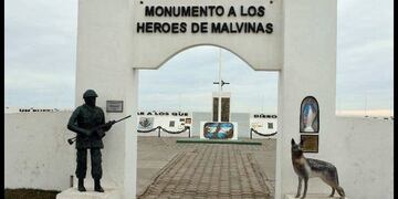 Monumento a los héroes, incluidos los perros que dieron la vida en Malvinas
