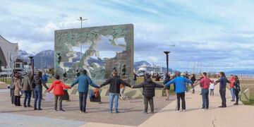 Abrazo simbólico en Ushuaia