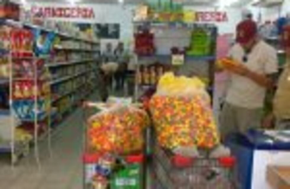 Decomisaron alimentos vencidos en un supermercado oriental de zona oeste