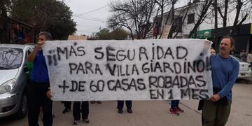Marcha por ola de robos en Villa Giardino\u002E (Foto: medio local)