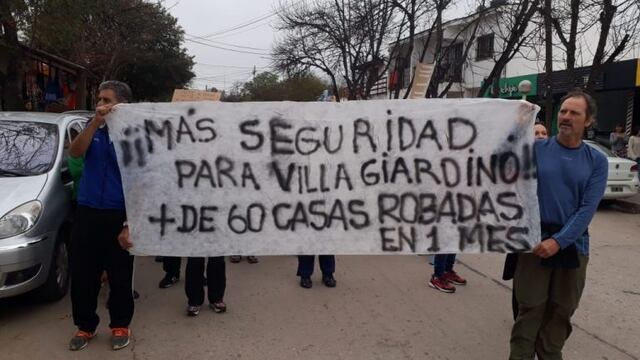 Marcha por ola de robos en Villa Giardino\u002E (Foto: medio local)