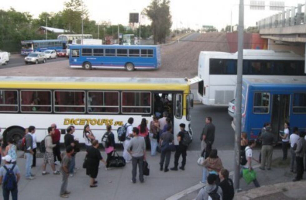 Al menos siete personas duermen bajo el puente de calle Alberdi y Acceso Este