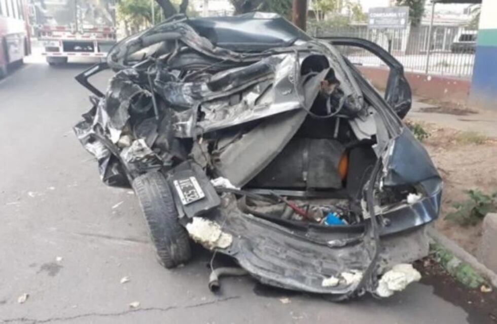 Dos menores y un hombre murieron en el choque entre un auto y un camión