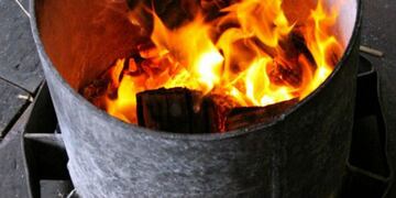 La joven utilizu00f3 una fuente de cocina y carbones para improvisar un brasero\u002E