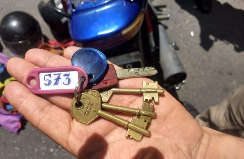 Detienen a dos sujetos con 600 llaves y direcciones de domicilios