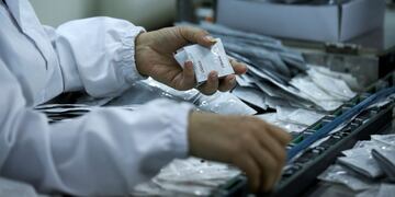 An employee holds condoms in a factory in Buenos Aires, Argentina September 18, 2019\u002E Picture taken September 18, 2019\u002E REUTERS/Agustin Marcarian   preservativos fabrica tulipan    preservativo