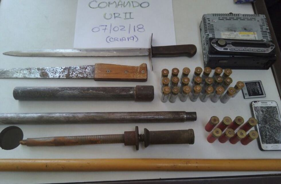 Asaltaron a un joven, los localizaron por el GPS y les secuestraron un mini arsenal