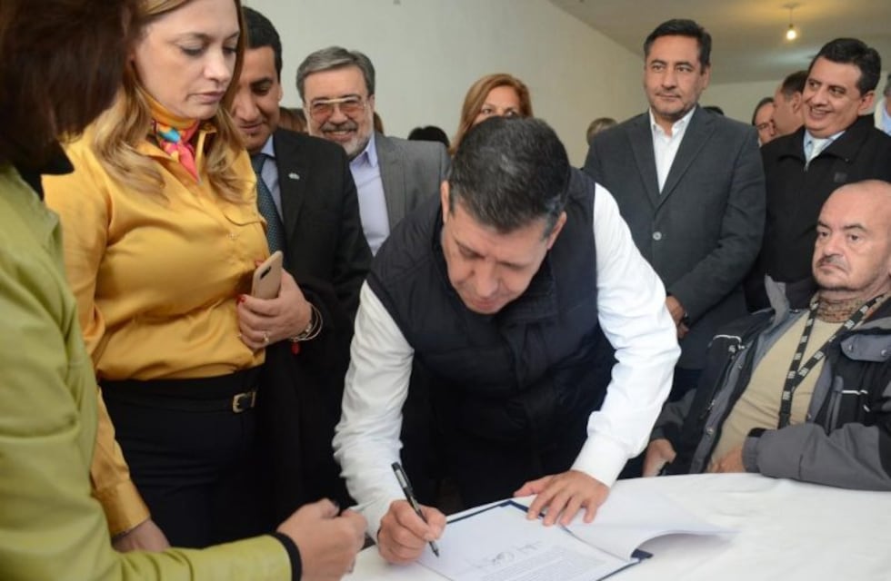 Dirigentes peronistas firmaron documento adhiriendo a la formula Fernández - Fernández