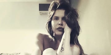 Nazarena Vélez se maquilló y mostró fotos de su cola desde la cama