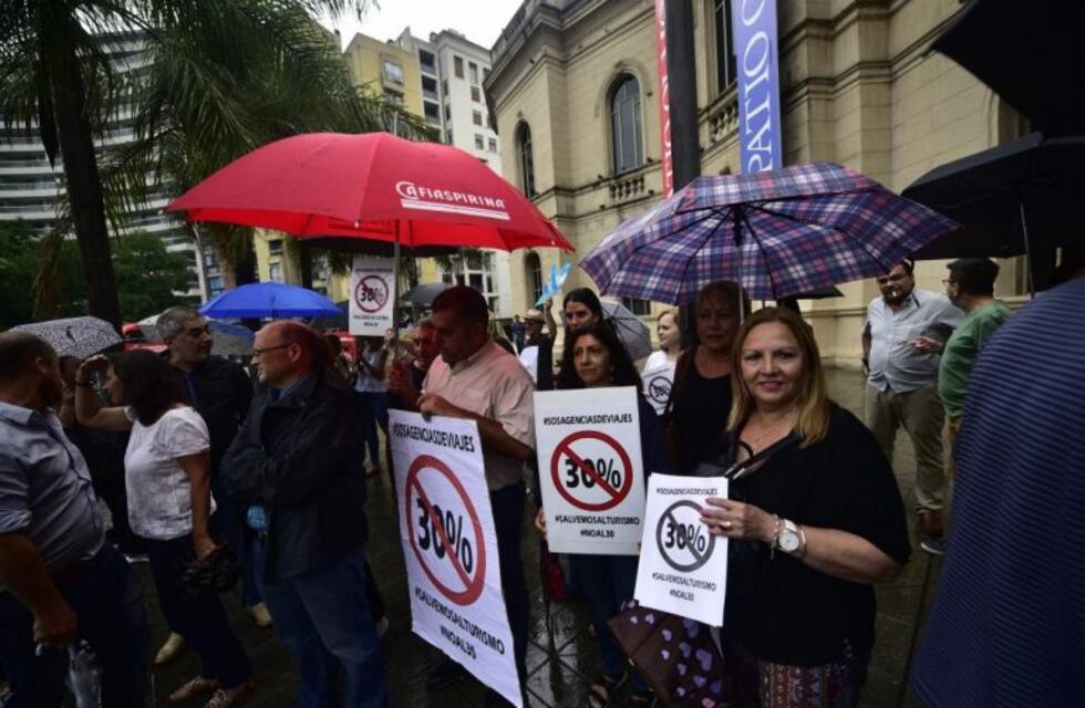 Bajo la lluvia, agencieros de turismo protestaron contra el dolar "turista"