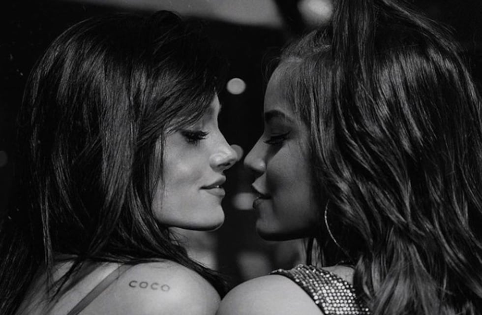 Quién es Emilia Mernes, la joven que protagoniza el fogoso beso con Oriana Sabatini