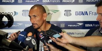 Todos los micrófonos para el Cholo\u002E Una figura atrapante para el domingo en la Bombonera\u002E