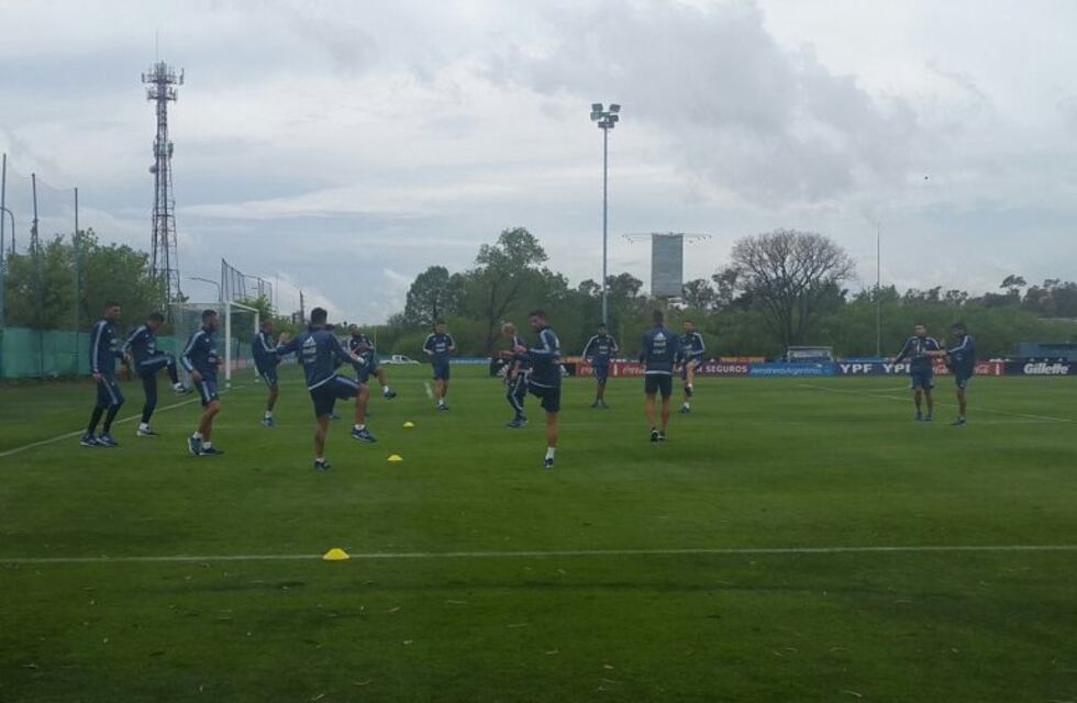 La Selección regresó al país y ya se entrena de cara al partido del martes contra Paraguay