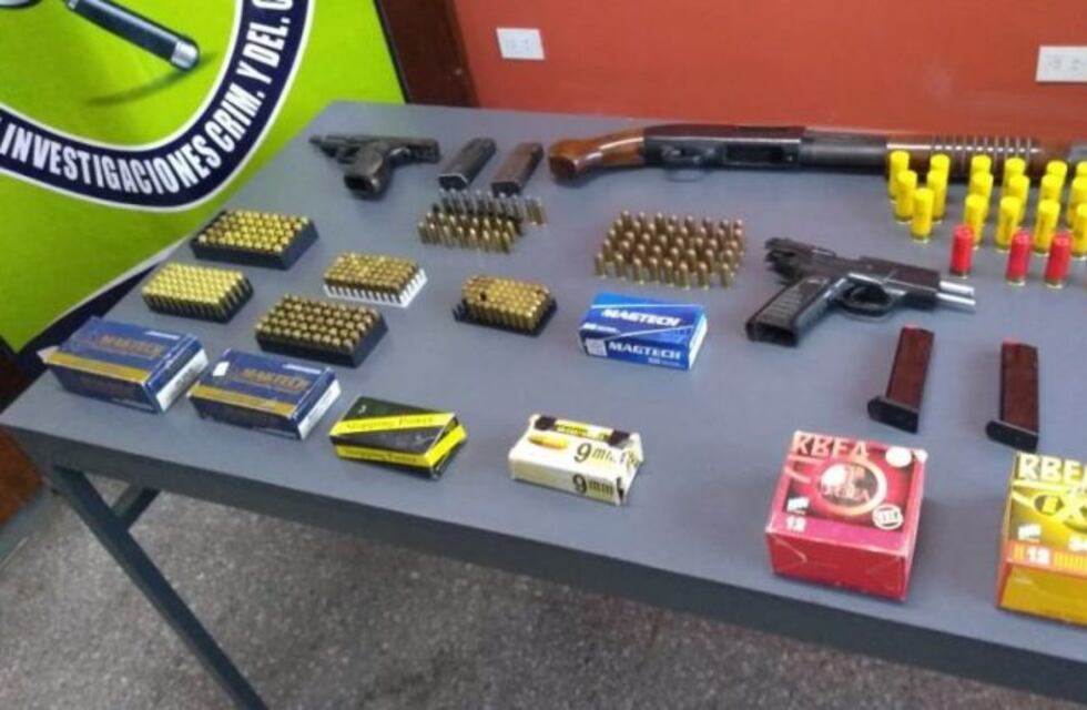 Tras dos allanamientos realizados por efectivos policiales, secuestraron un arsenal de armas