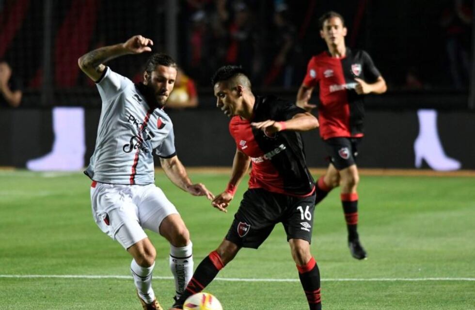 Colón superó a Newell's de entrada y sufrió sobre el final para asegurar los tres puntos