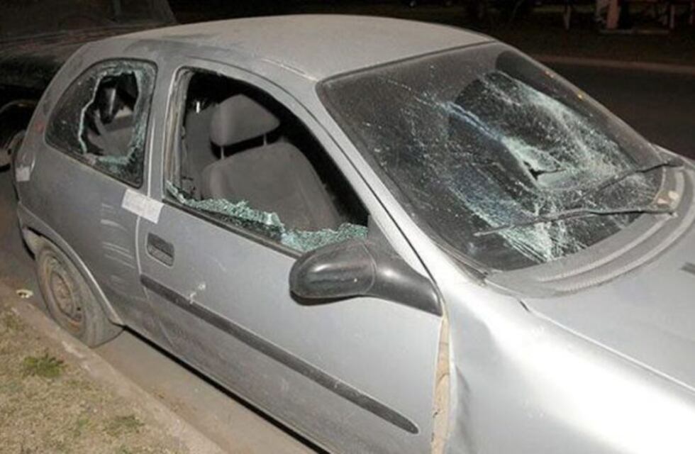 En venganza les voltearon el tapial pero los recibieron con palos y piedras