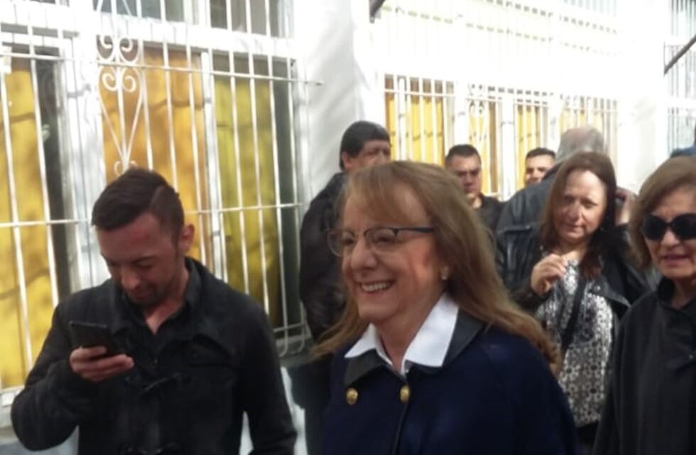 Escrachan a Alicia Kirchner a la salida de local de votación
