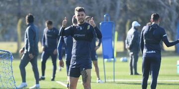 El defensor entrenó sin inconvenientes este martes por la mañana\u002E (@carcoficial)