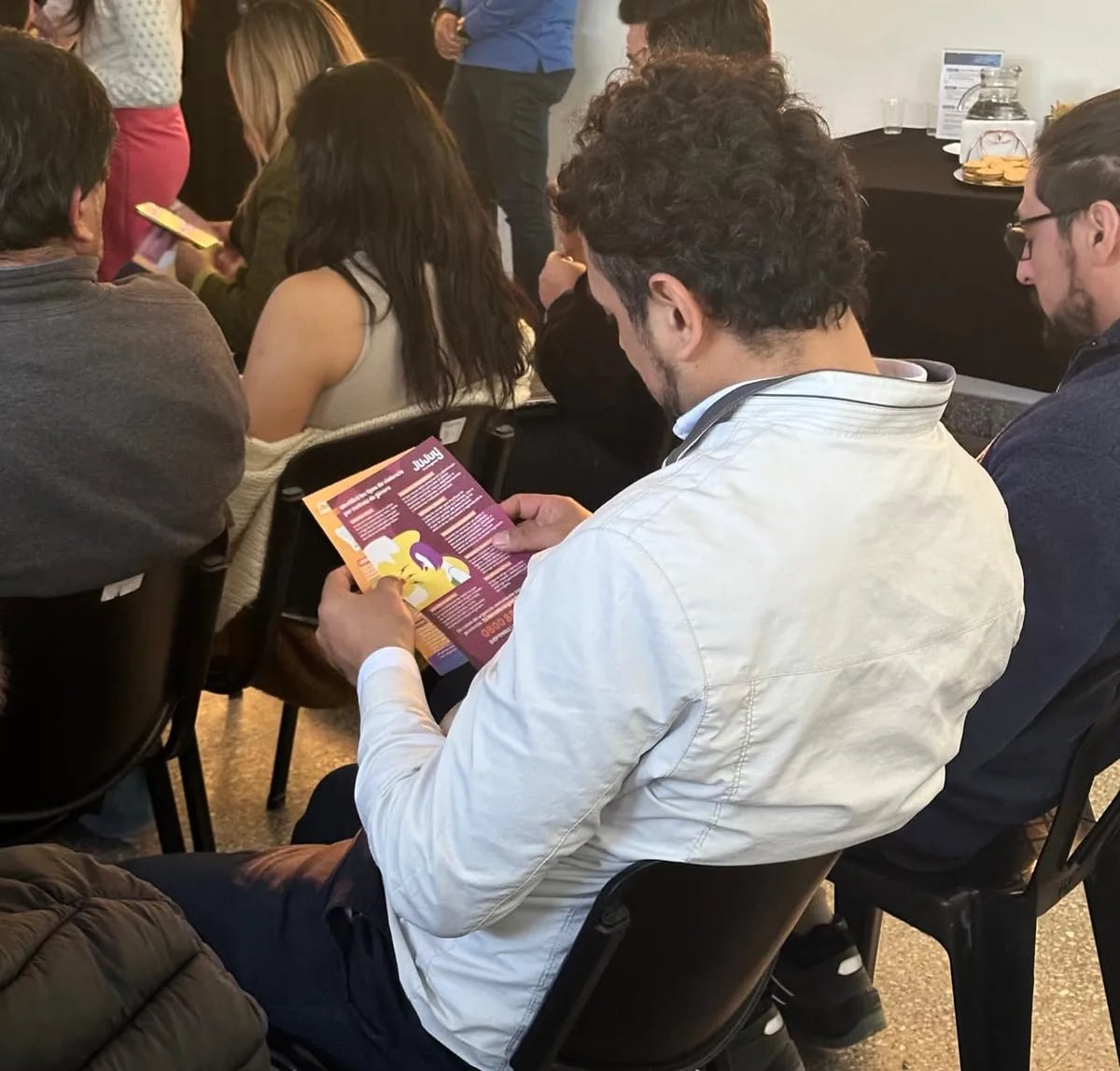 Los asistentes al taller "Prevención de Violencia de Género en el Transporte Público" recibieron material ilustrativo sobre la temática.