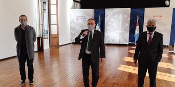 El intendente Pablo Javkin y el fiscal general Jorge Baclini asistieron a la conferencia de prensa para analizar la situación. (@IvannaMyzka)