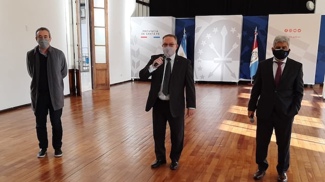 El intendente Pablo Javkin y el fiscal general Jorge Baclini asistieron a la conferencia de prensa para analizar la situación. (@IvannaMyzka)