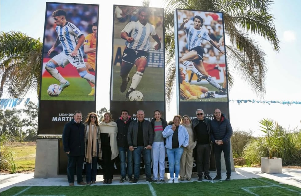 Tierra de campeones: Gualeguay inauguró el portal homenaje a Burruchaga, Medina Bello y Lisandro Martínez