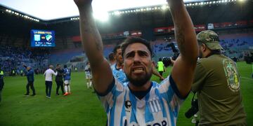 El volante y capitán no dudó en patear el tiro definitorio y fue uno de los que festejó con todo el ascenso a la Primera Nacional