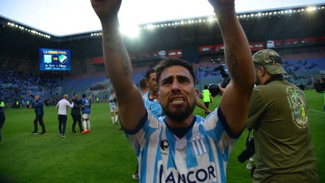 El volante y capitán no dudó en patear el tiro definitorio y fue uno de los que festejó con todo el ascenso a la Primera Nacional