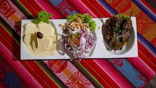 Papas a la huancaína, ceviche y anticucho, platos que sirven en el bodegón peruano oculto en Córdoba.