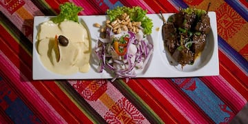 Papas a la huancaína, ceviche y anticucho, platos que sirven en el bodegón peruano oculto en Córdoba.