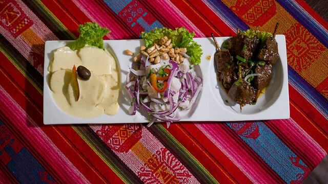 Papas a la huancaína, ceviche y anticucho, platos que sirven en el bodegón peruano oculto en Córdoba.