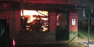 Un incendio arrasó con un local comercial en Posadas y amenazó a viviendas cercanas.