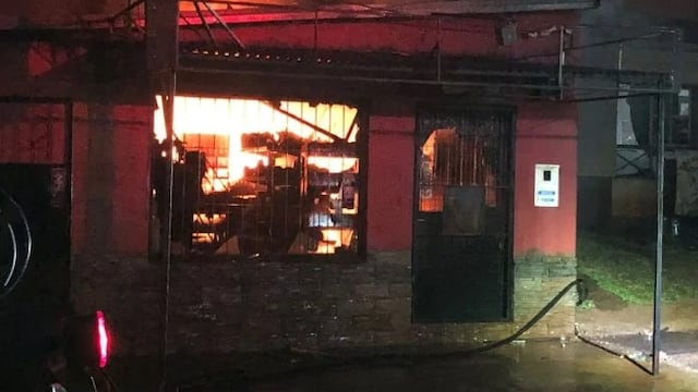 Un incendio arrasó con un local comercial en Posadas y amenazó a viviendas cercanas.