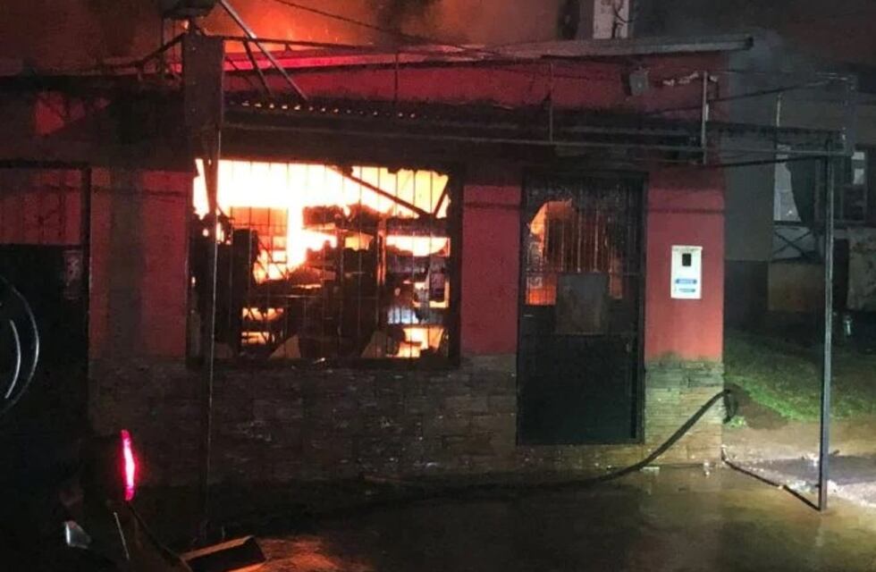 Un incendio arrasó con un local comercial en Posadas y amenazó a viviendas cercanas