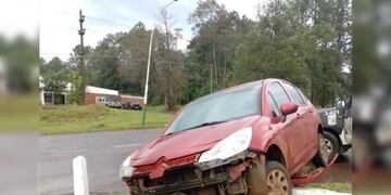 No puso el freno de mano y su auto terminó sobre una alcantarilla en Santo Pipó.