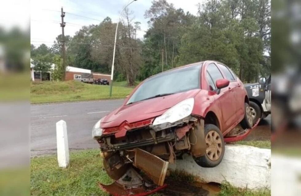 No puso el freno de mano y su auto terminó sobre una alcantarilla en Santo Pipó
