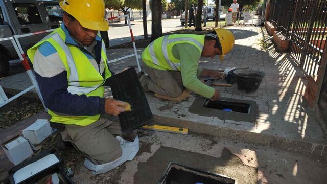 Empresas denuncian que no encuentran trabajadores calificados en planes del Gobierno, mientras que las organizaciones aseguran que los sueldos son bajos.