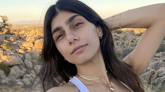 Lo dio todo: Mia Khalifa posó en colaless para mostrar todas sus cadenas de oro.