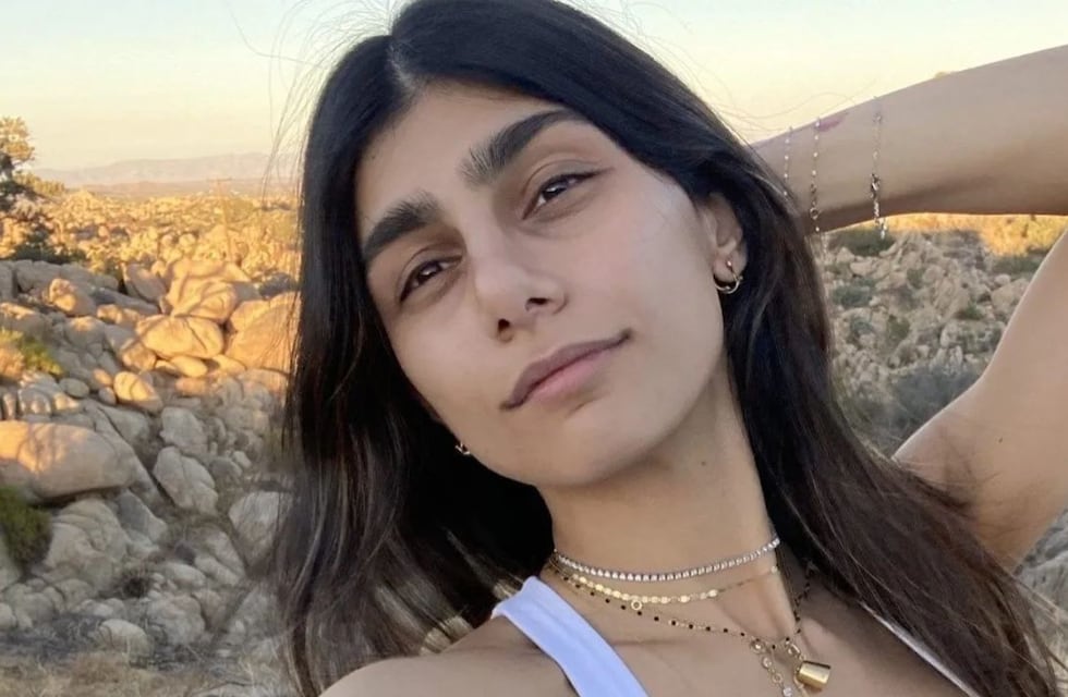 Lo dio todo: Mia Khalifa posó en colaless para mostrar todas sus cadenitas de oro